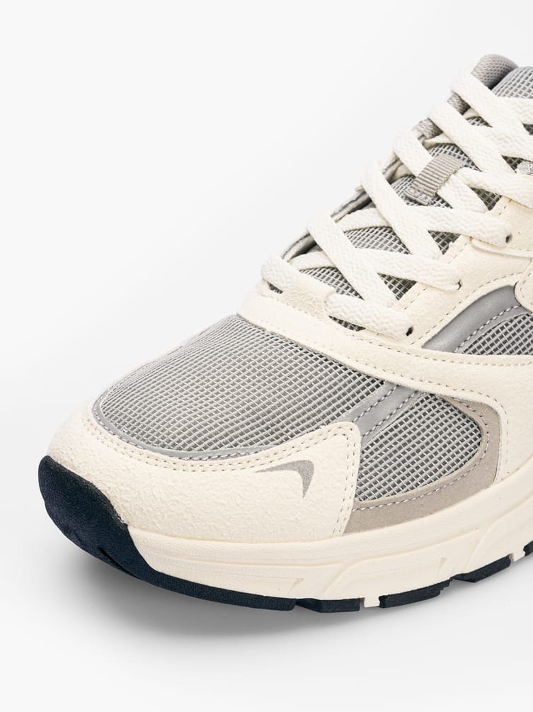 Спортивные кроссовки с сеткой