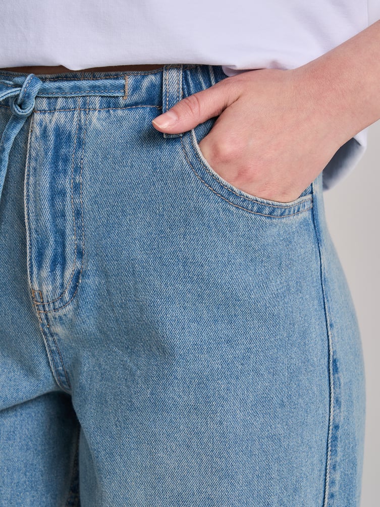Широкие джинсы на резинке