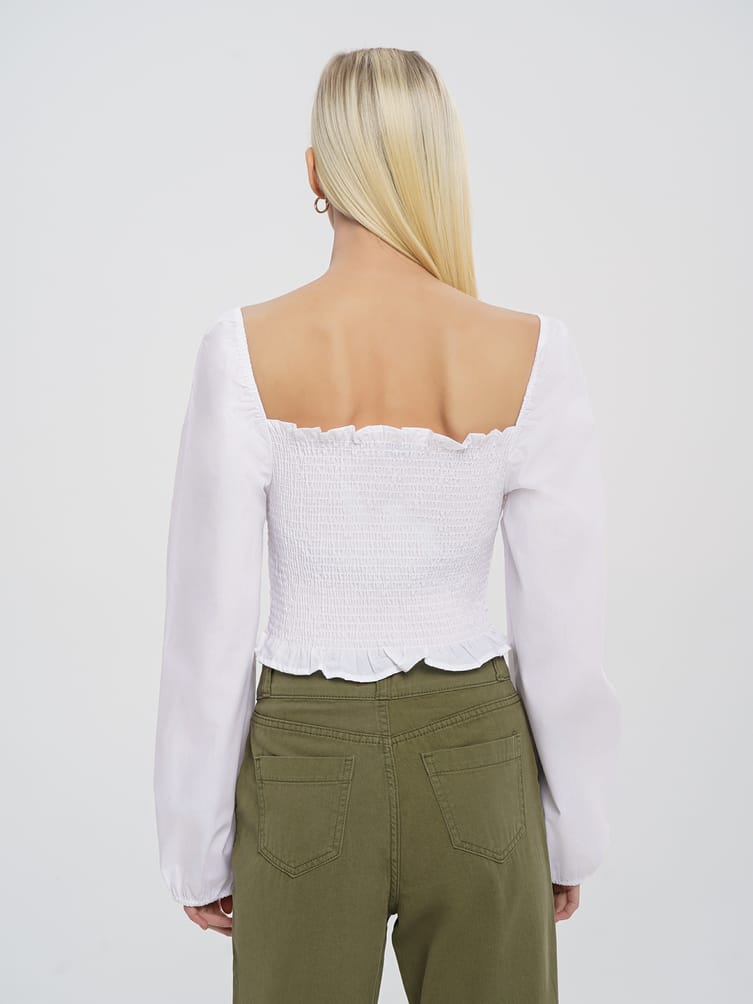 Укороченная блузка с объемными рукавами