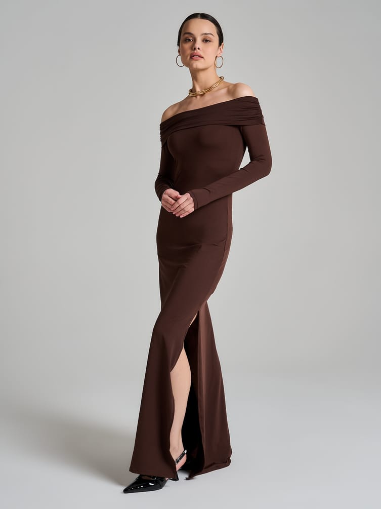 Платье нарядное с открытыми плечами и разрезом