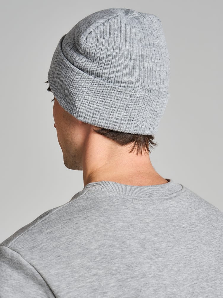 Трикотажная осенняя шапка бини с нашивкой