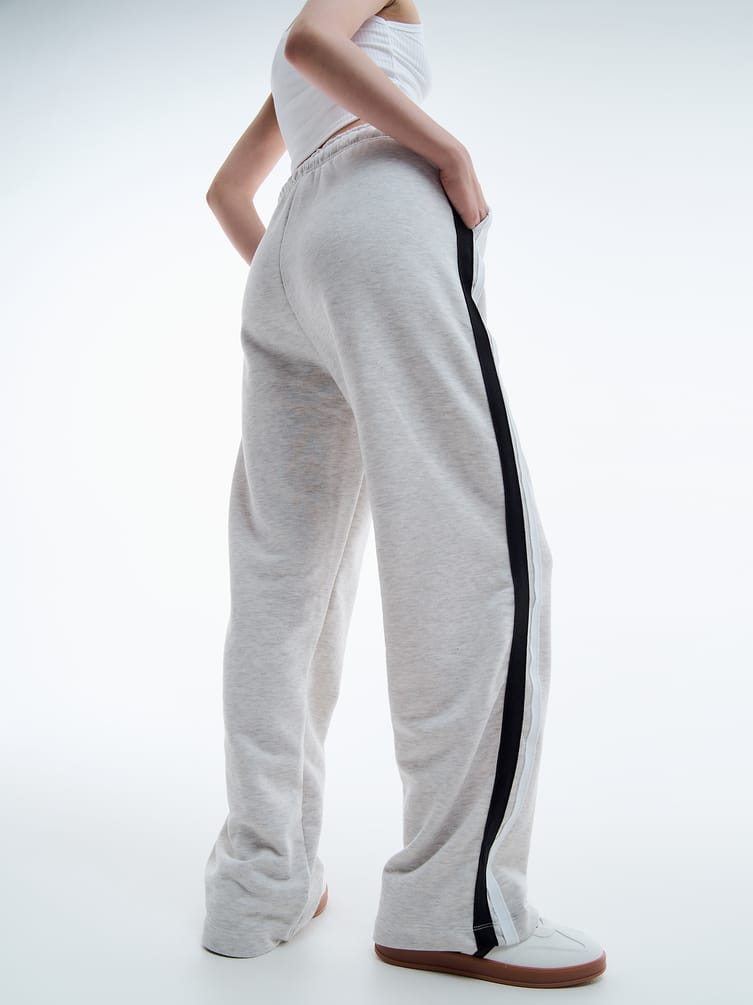 Спортивные брюки с лампасами