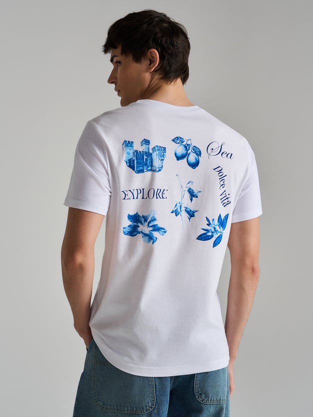 Футболка с принтом на спине