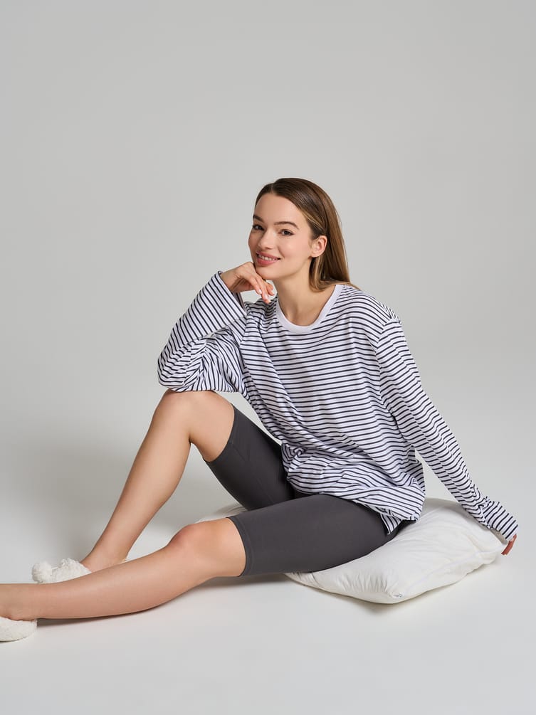 Пижама полосатая с кофтой и шортами