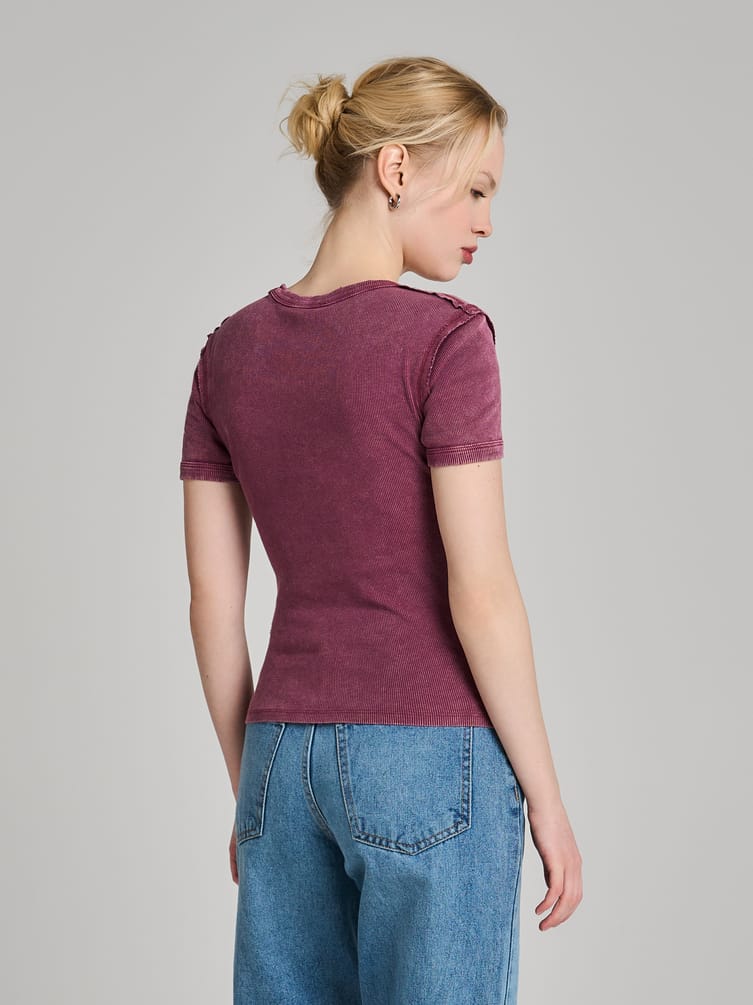 Футболка в рубчик с внешними швами