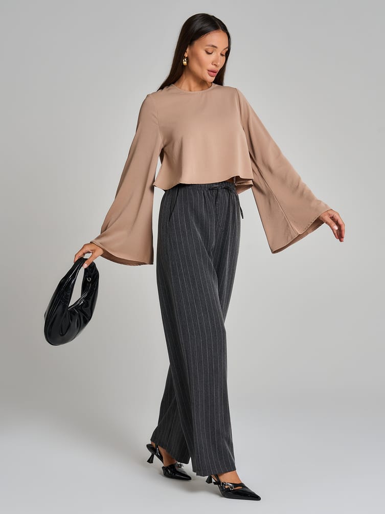 Блузка офисная нарядная с рукавом клеш