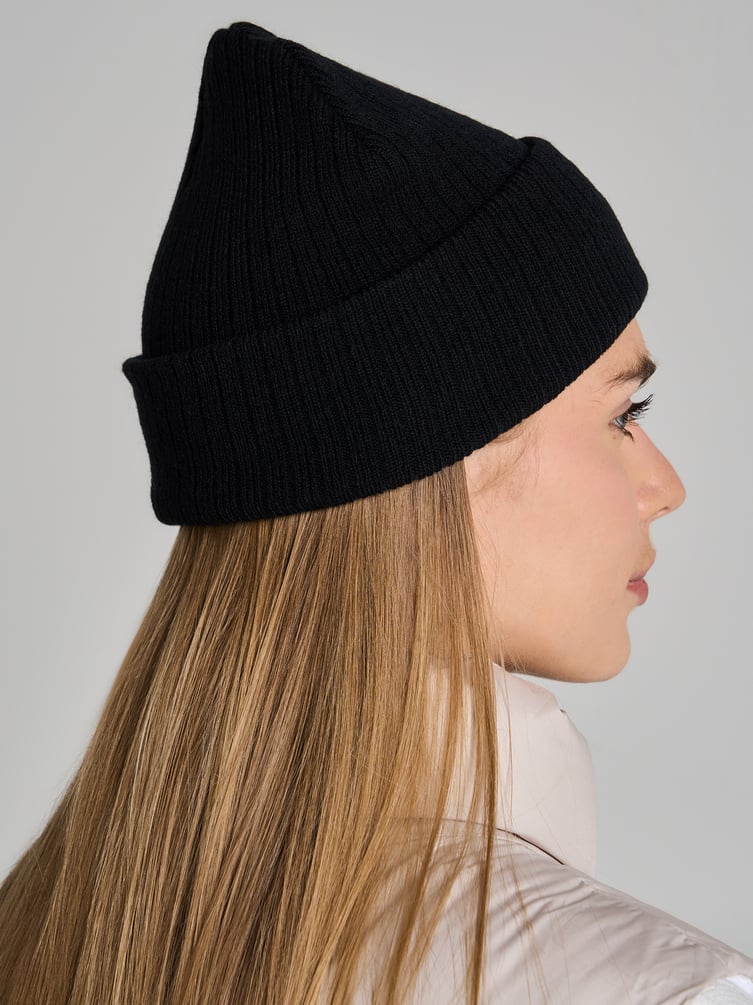 Трикотажная осенняя шапка бини с нашивкой