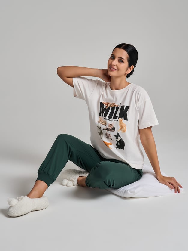 Пижама с принтом котиков и брюками