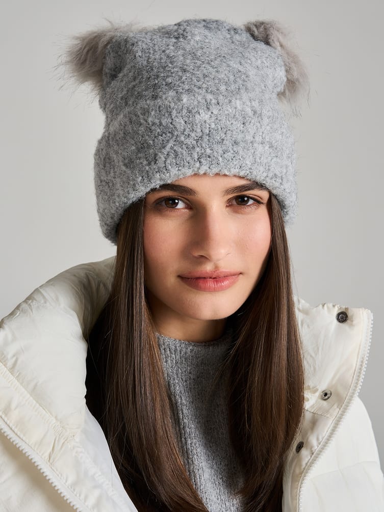 Шапка вязаная с помпонами