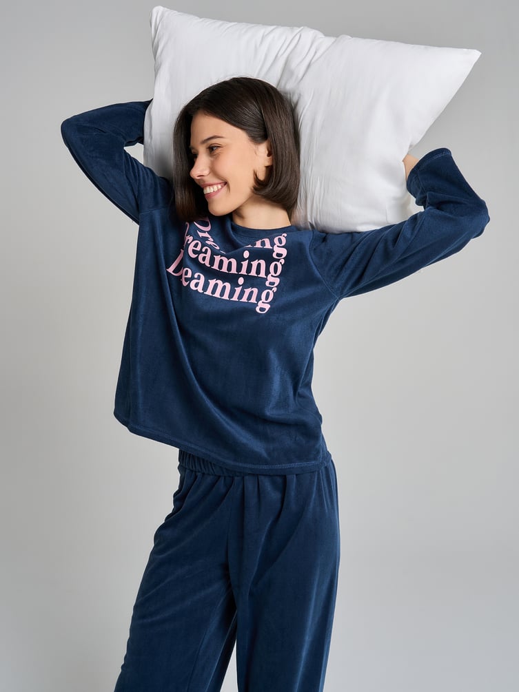 Пижама плюшевая с надписью и брюками