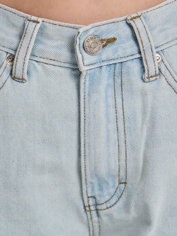 Джинсы момы с разрезами на коленках