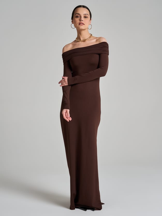 Платье нарядное с открытыми плечами и разрезом