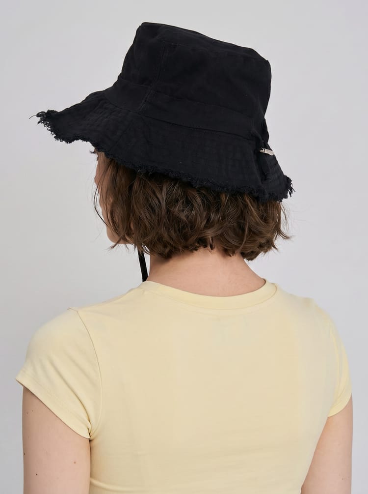 Панама с бахромой и завязками