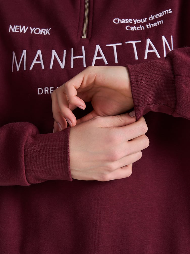 Толстовка теплая с полузамком с вышитой надписью