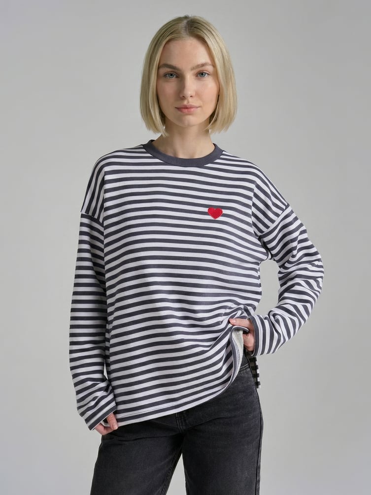 Полосатый свитшот с вышитым сердцем