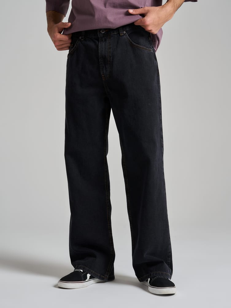 Джинсы слегка расклешенные