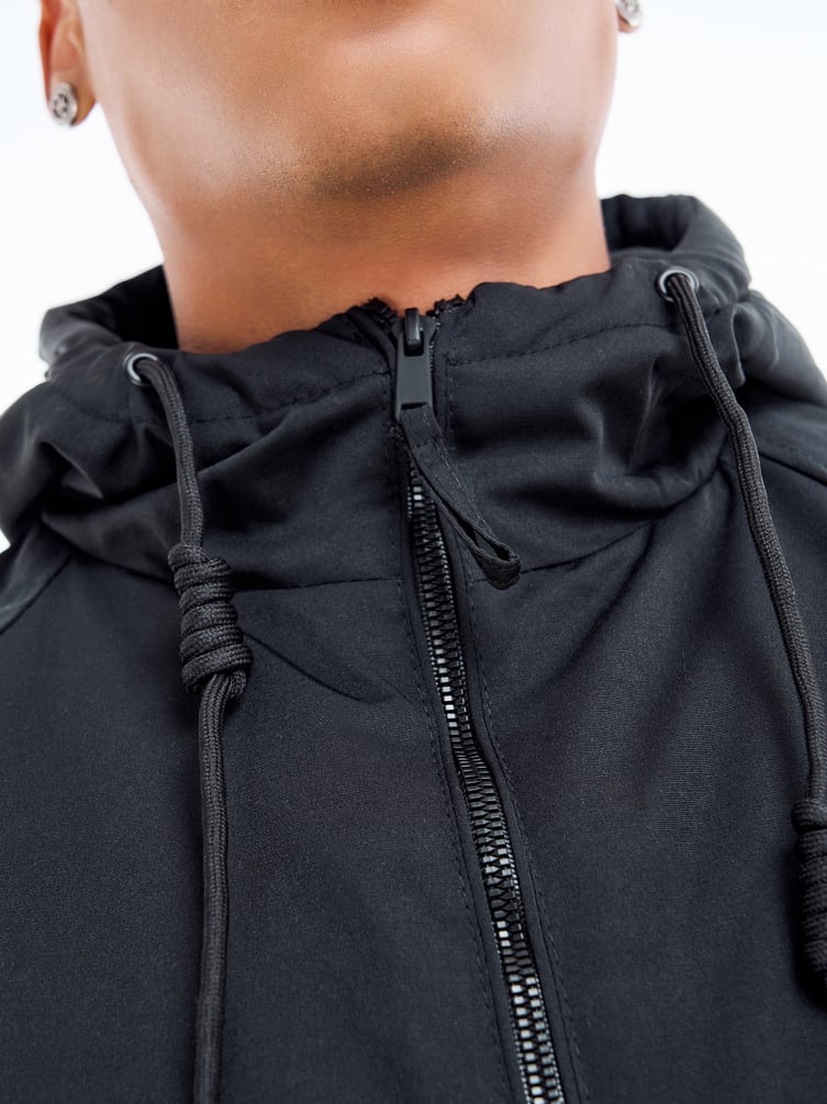 Демисезонная куртка с капюшоном