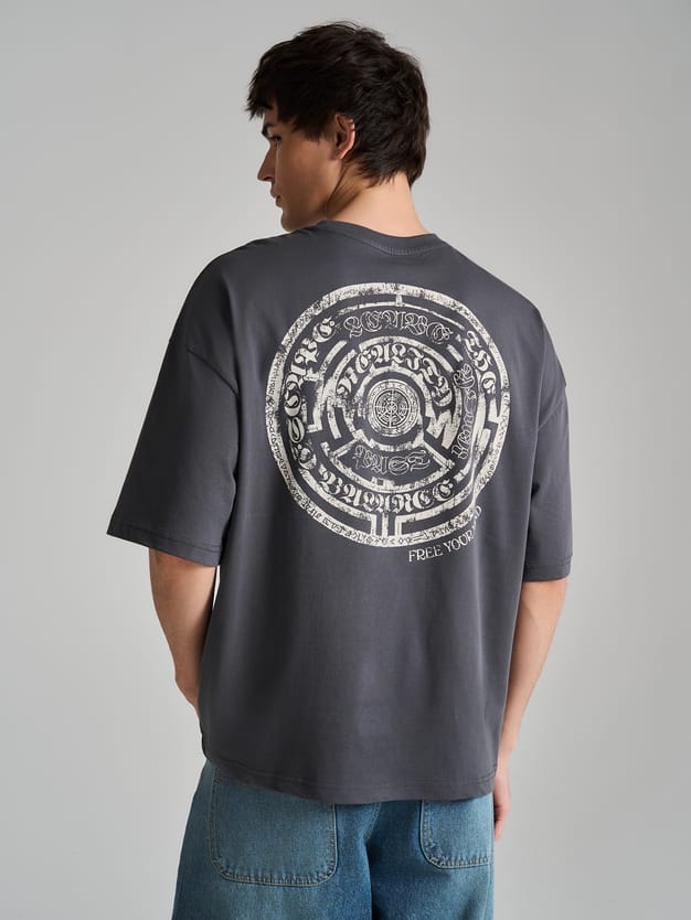 Футболка оверсайз с принтом лабиринта на спине