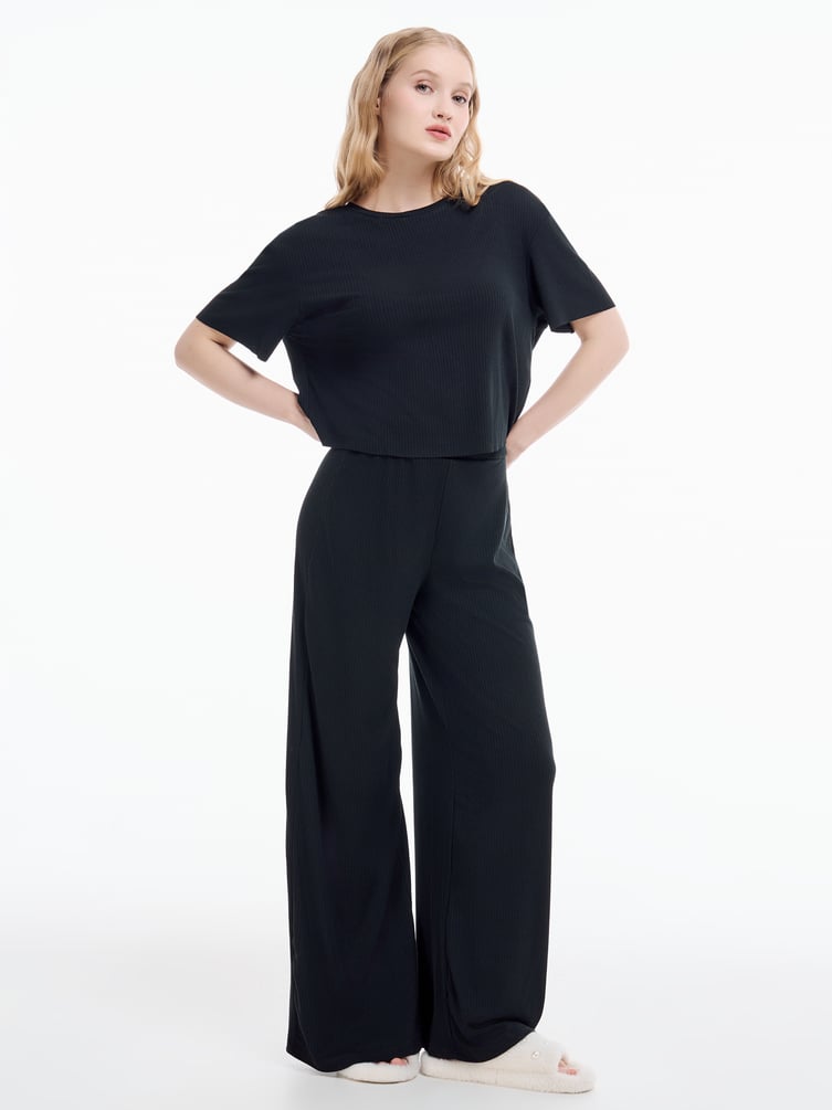 Домашний костюм с футболкой и брюками в рубчик