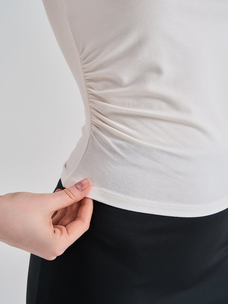 Приталенная футболка с драпировкой