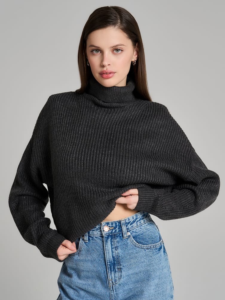 Свитер вязаный с высоким горлом