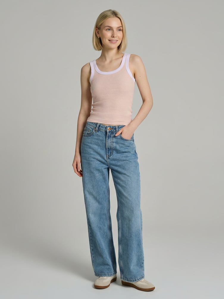 Майка на широких бретелях в рубчик