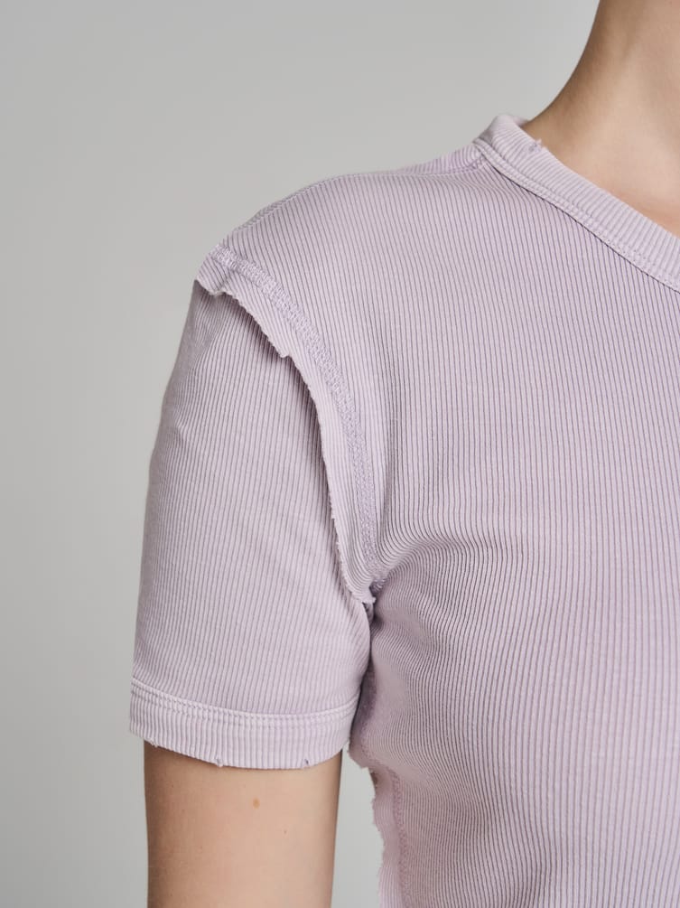 Футболка в рубчик с внешними швами