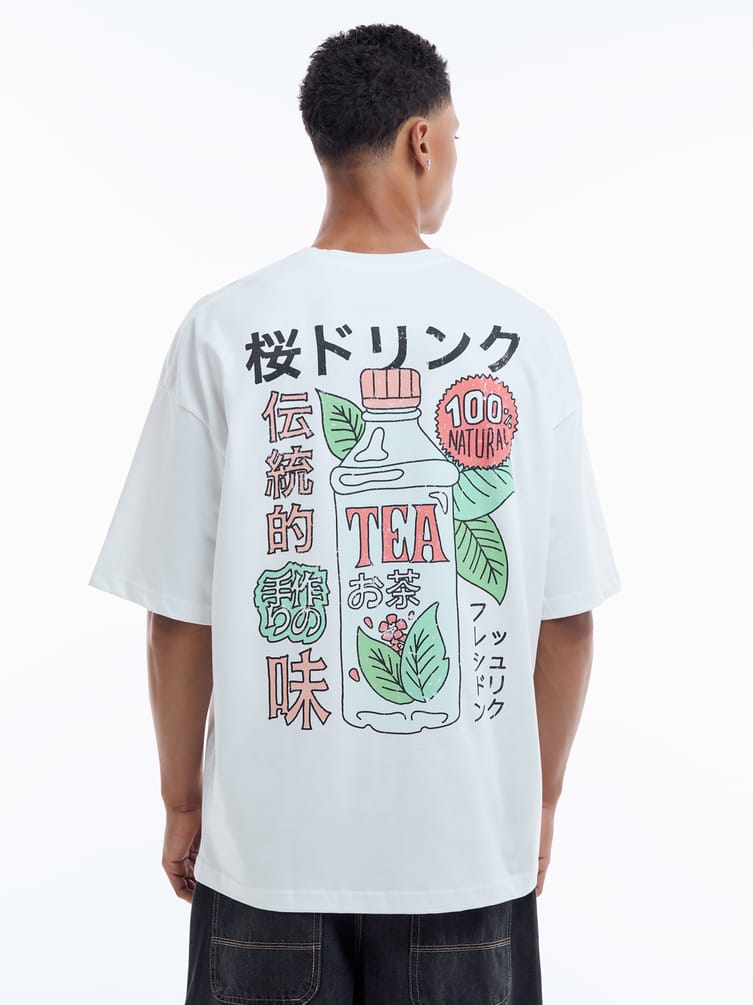 Футболка с принтом бутылки чая на спине