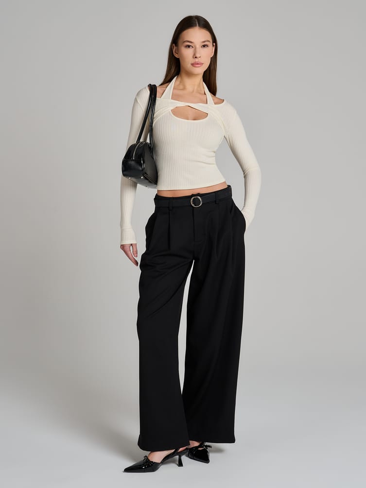 Лонгслив с декоративным вырезом