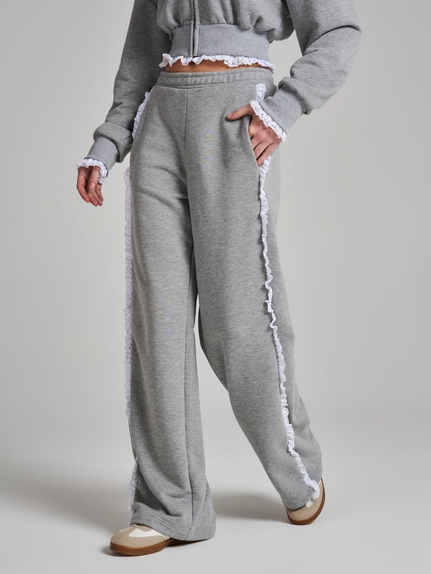 Широкие брюки с лампасами из кружева