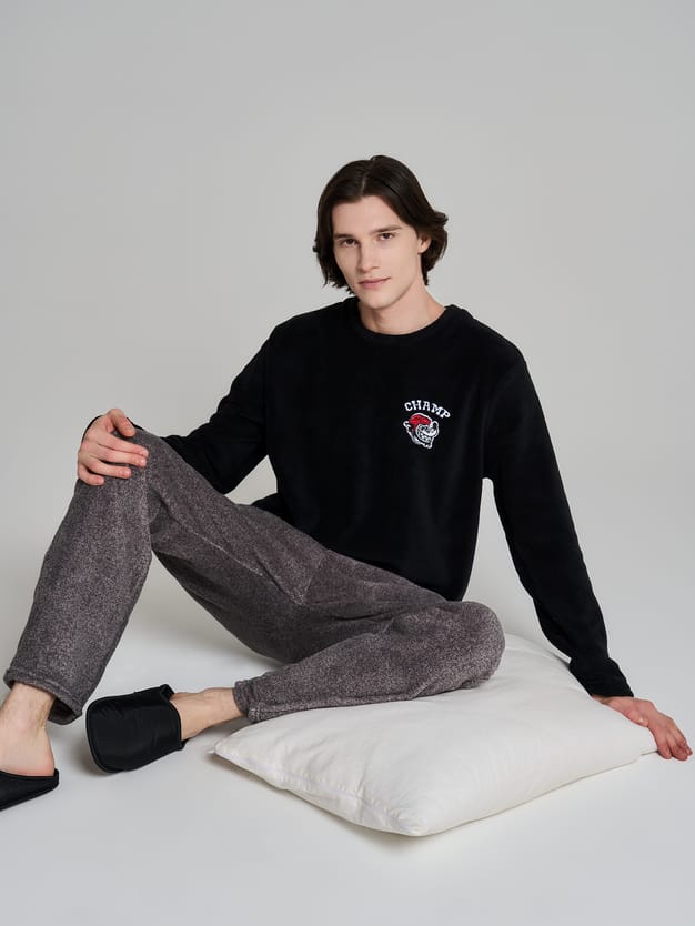 Пижама плюшевая с вышивкой и брюками