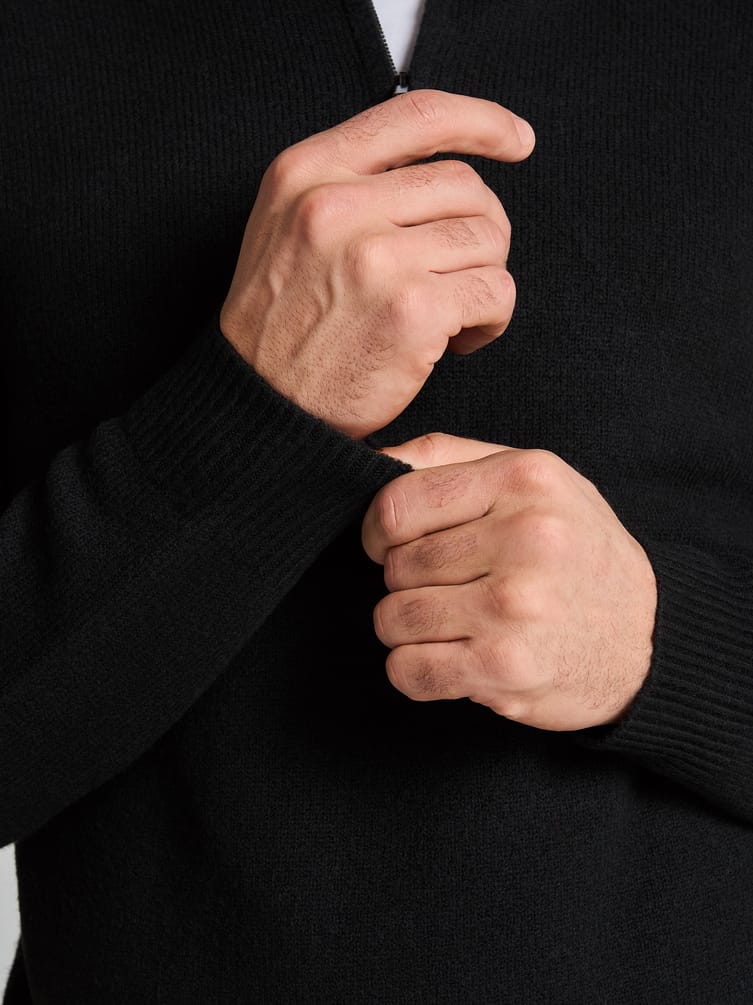 Свитер трикотажный с воротником и полузамком