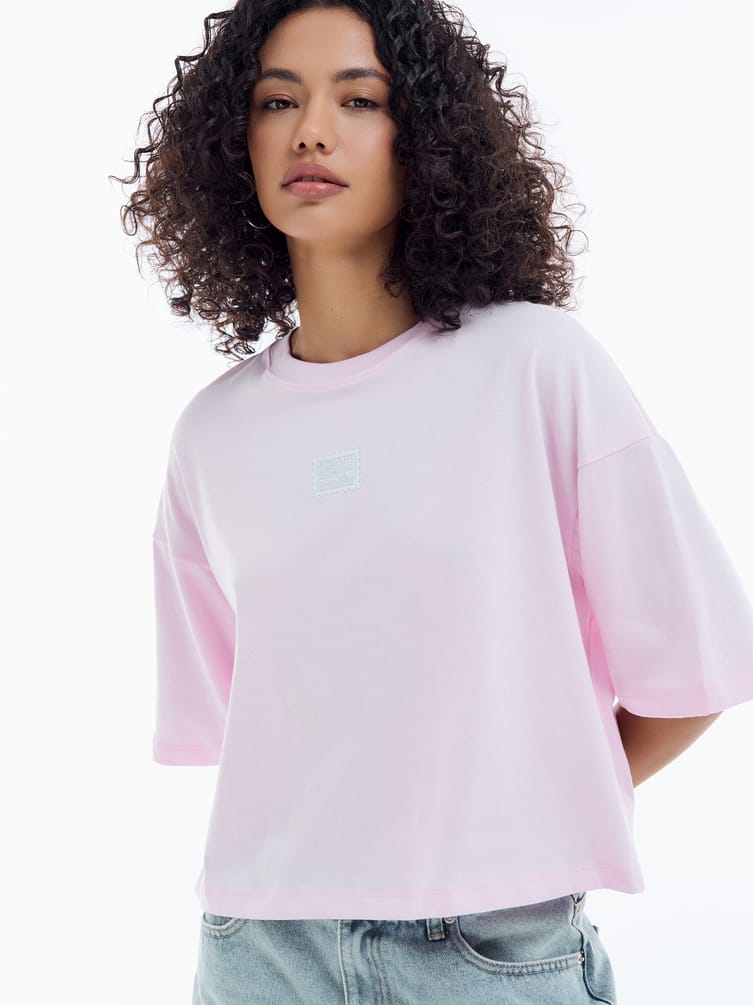 Укороченная футболка оверсайз с нашивкой