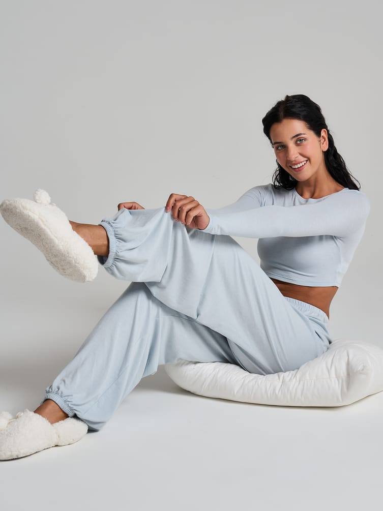 Пижама с кроп-топом и брюками