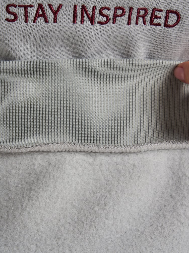 Толстовка теплая с полузамком с вышитой надписью