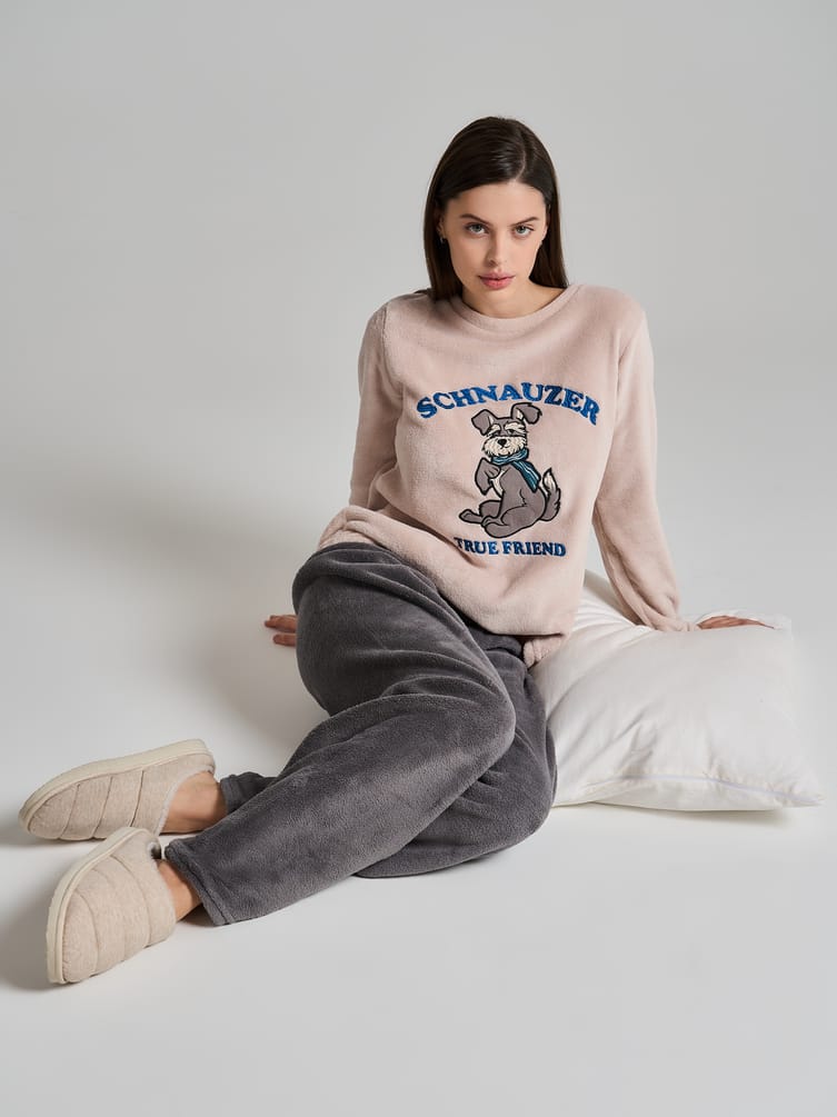 Плюшевая пижама с вышивкой и брюками