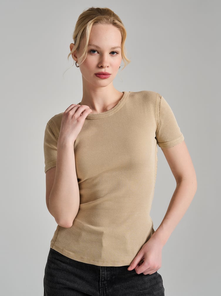 Футболка в рубчик с внешними швами