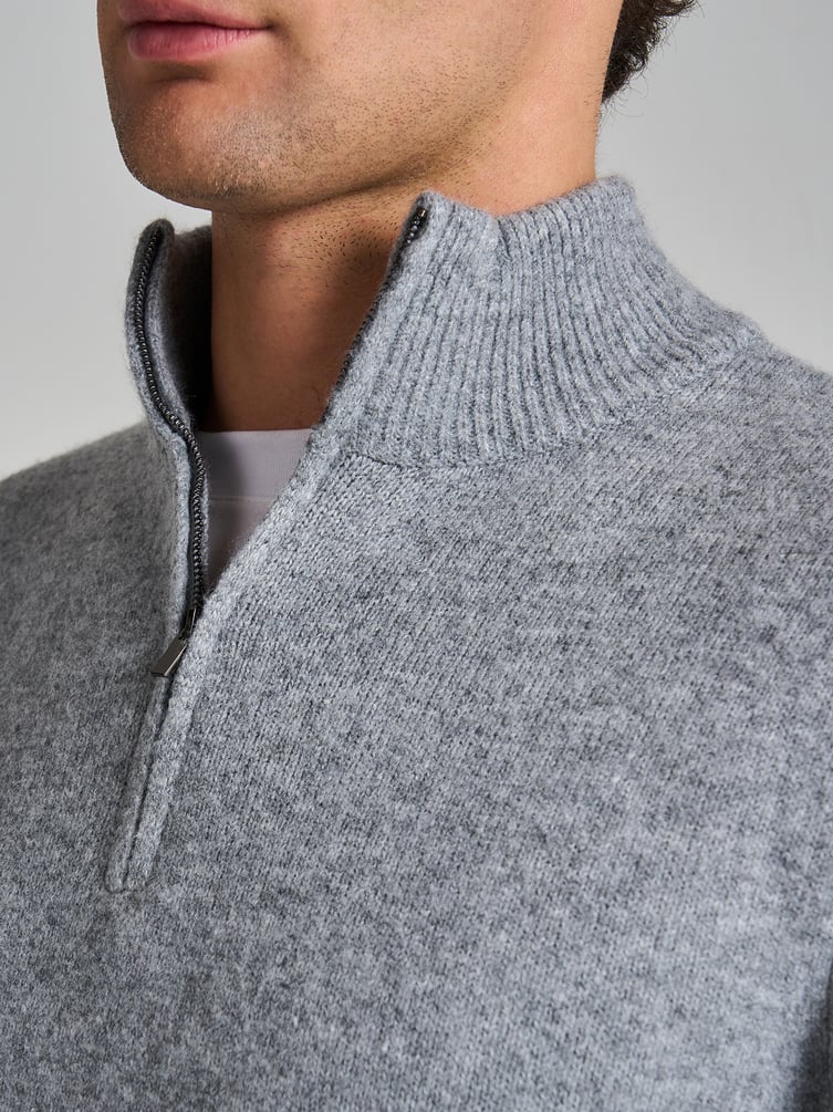 Свитер трикотажный с воротником и полузамком