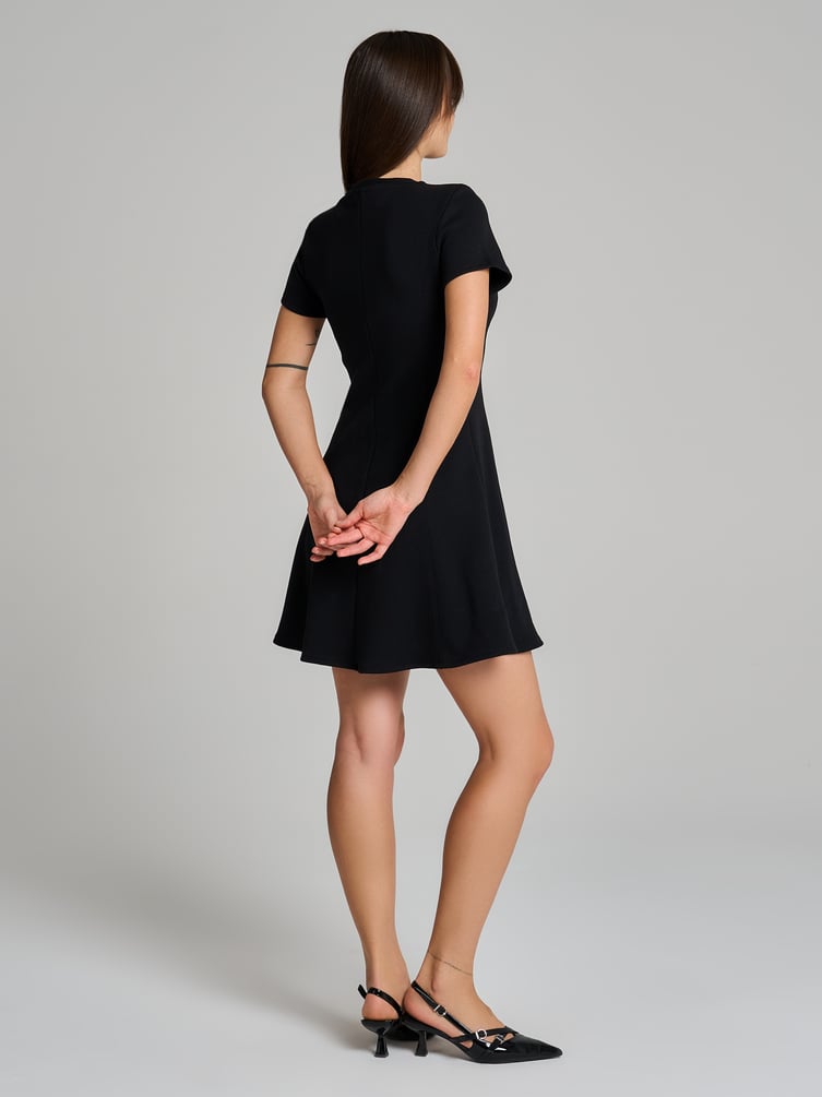 Мини платье футляр с коротким рукавом