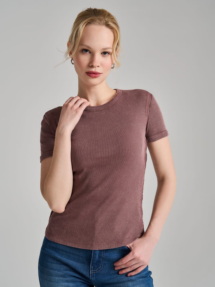 Футболка в рубчик с внешними швами