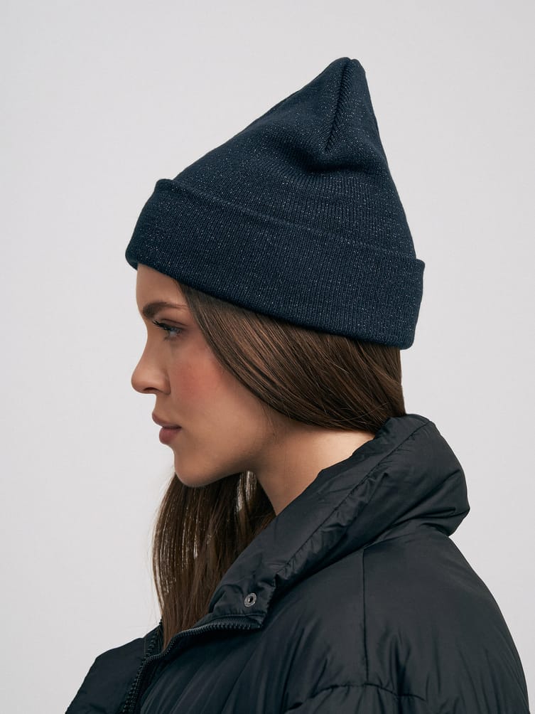 Вязаная шапка бини с люрексом