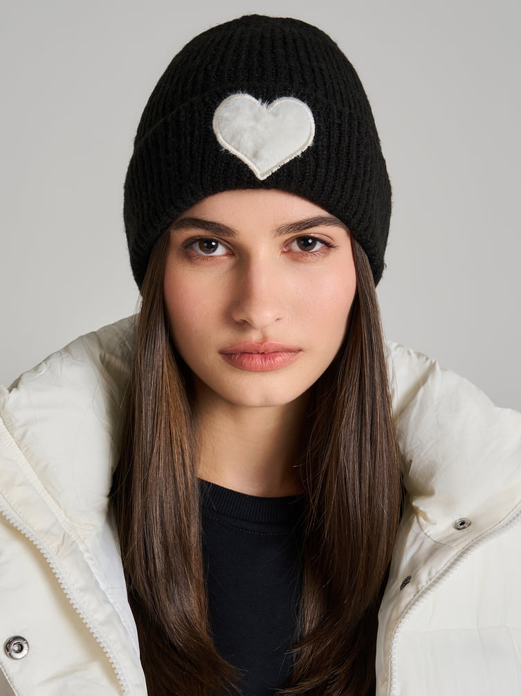 Вязаная шапка с плюшевым сердцем