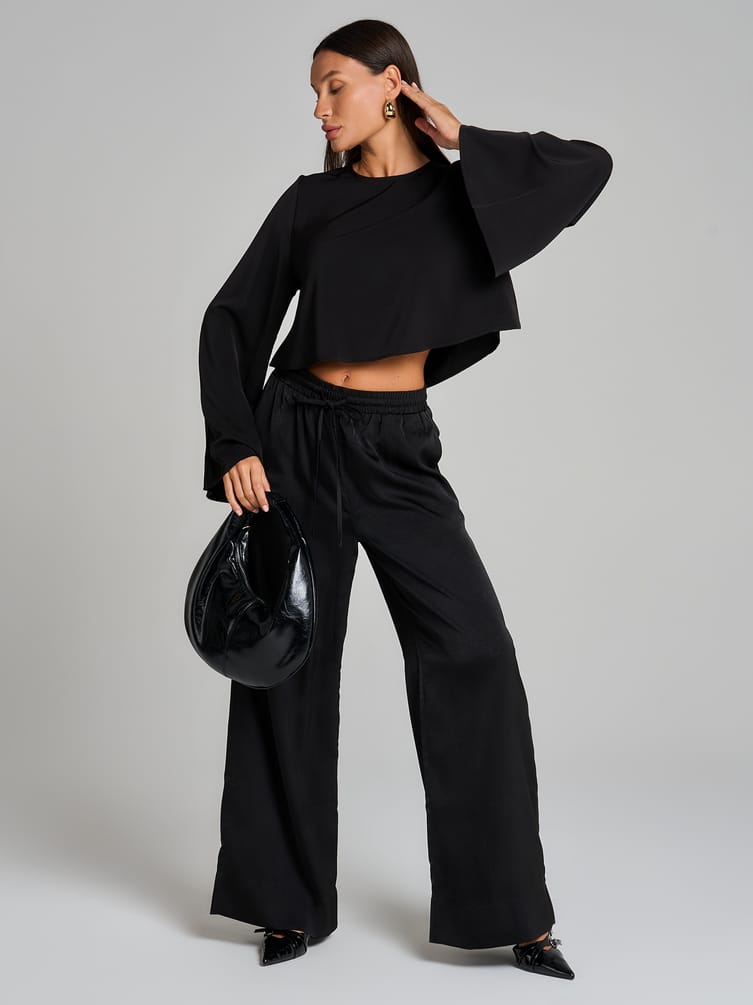 Блузка офисная нарядная с рукавом клеш