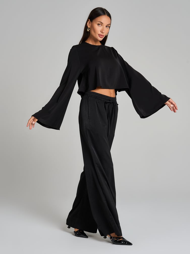 Блузка офисная нарядная с рукавом клеш