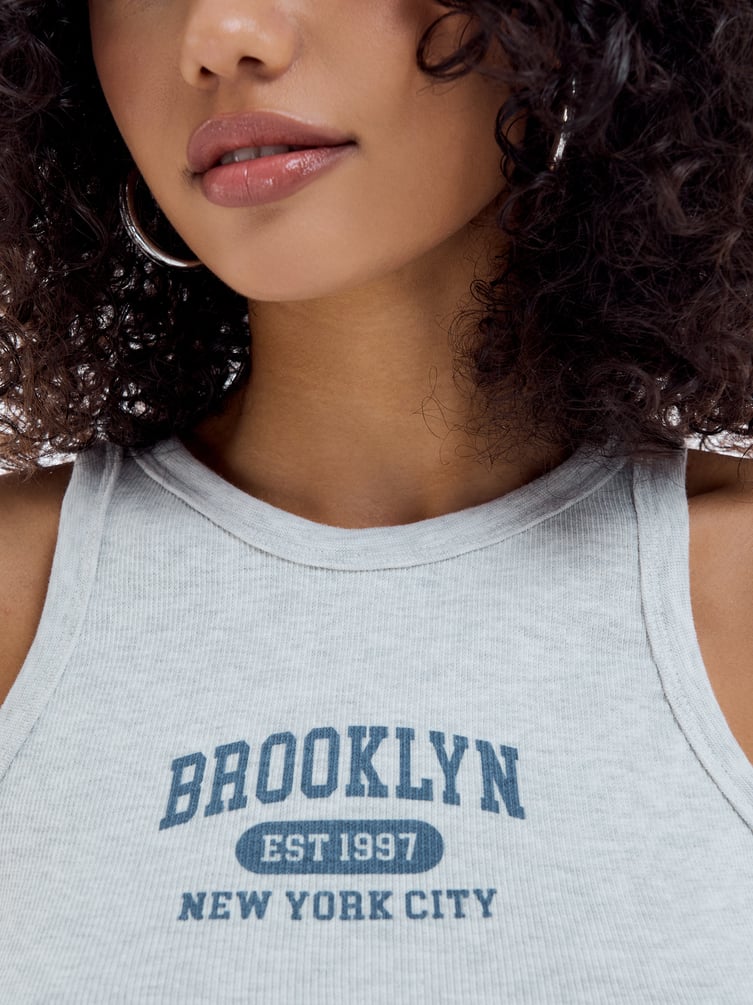 Короткий топ с надписью Brooklyn