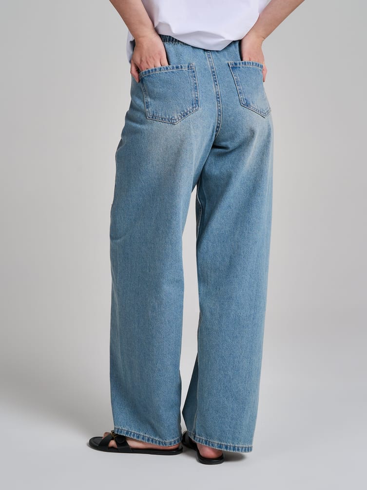 Широкие джинсы на резинке