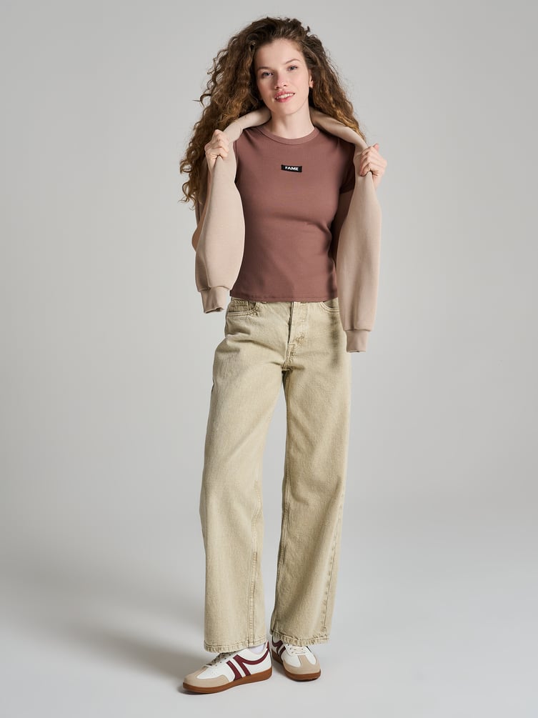 Футболка в рубчик с нашивкой