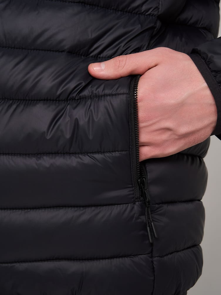 Демисезонная теплая куртка на синтепоне с капюшоном