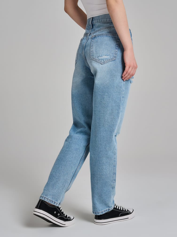 Джинсы момы с разрезами на коленках