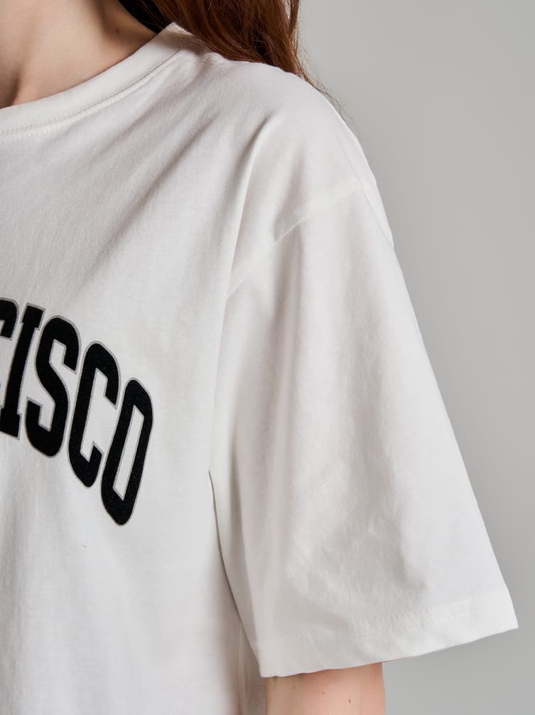 Хлопковая футболка оверсайз с вышивкой надписи